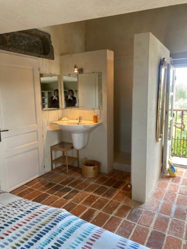 La salle de bains est pourvue d'un lavabo et d'un miroir pour 2 personnes. dans l'établissement DOMAINE de MAS CARON Gîte 4* au pied du Ventoux en Provence, à Caromb
