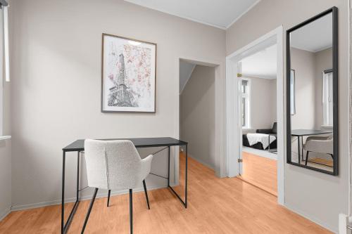 a dining room with a table and a mirror at Sentral 1BR i Porsgrunn - P Apartments in Porsgrunn