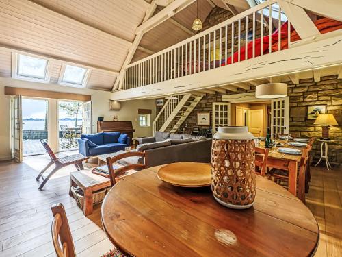 - un salon avec une table en bois et un escalier dans l'établissement Villa Villa de la Pointe du Blair by Interhome, à Baden