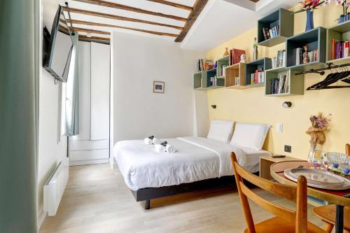 une chambre avec un lit avec deux animaux en peluche dessus dans l'établissement Sejour Parisien Elegant pour 2 Personnes, à Paris