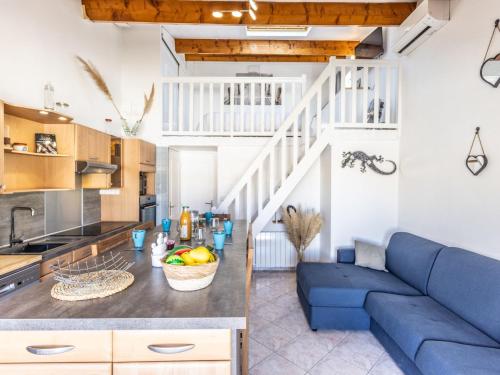 un salon avec un canapé bleu et une table dans l'établissement Holiday Home Les Ondines 1 by Interhome, au Cap d'Agde