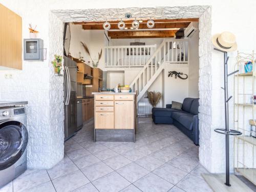 une cuisine et un salon avec laveuse et sécheuse dans l'établissement Holiday Home Les Ondines 1 by Interhome, au Cap d'Agde