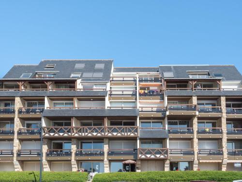 un immeuble d'appartements avec des panneaux solaires sur le toit dans l'établissement Studio Le Britannia-2 by Interhome, à Carnac