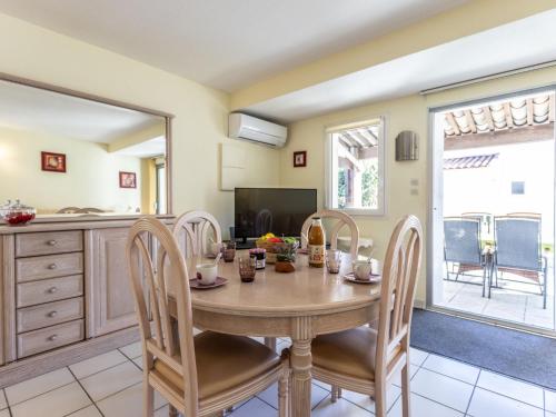 une cuisine et une salle à manger avec une table et des chaises dans l'établissement Apartment Domaine Grand Plage by Interhome, au Cap d'Agde