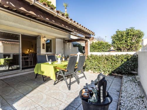 un patio avec une table et des chaises sur un patio dans l'établissement Apartment Domaine Grand Plage by Interhome, au Cap d'Agde