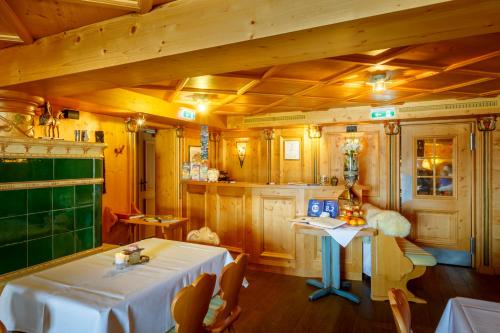 Landhotel Bartlehofにあるレストランまたは飲食店