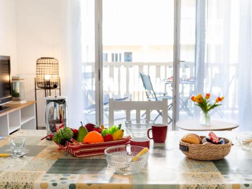 - une table avec un bol de fruits et de légumes dans l'établissement Apartment Atlantica-3 by Interhome, à Pornic