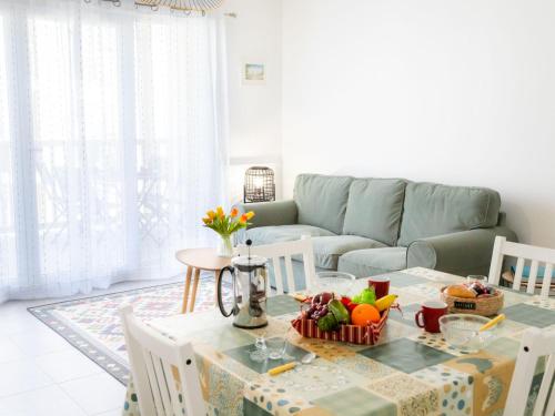 - un salon avec une table et des fruits dans l'établissement Apartment Atlantica-3 by Interhome, à Pornic