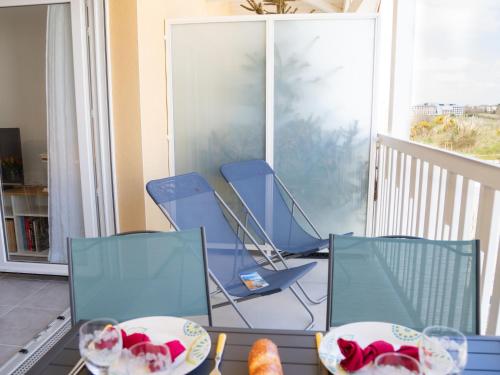 une table avec deux chaises et une assiette de nourriture dans l'établissement Apartment Atlantica-3 by Interhome, à Pornic