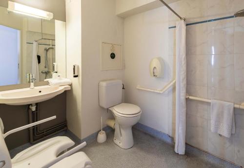 Koupelna v ubytování B&B HOTEL Montauban
