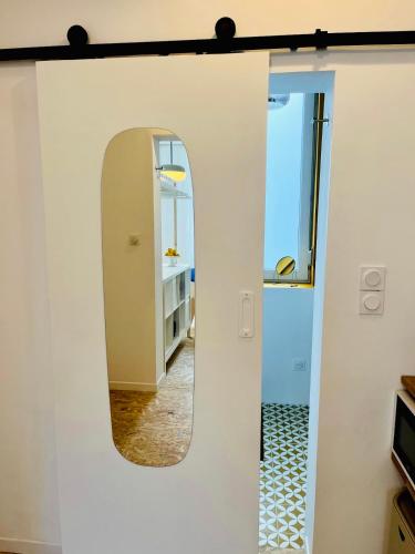 - un miroir mural dans l'établissement studio citron Malo les bains plage, à Dunkerque