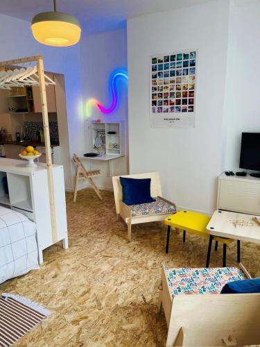 un salon avec un lit, un canapé et une table dans l'établissement studio citron Malo les bains plage, à Dunkerque