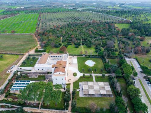 an aerial view of a building with a garden at Relais Il Santissimo in Turi