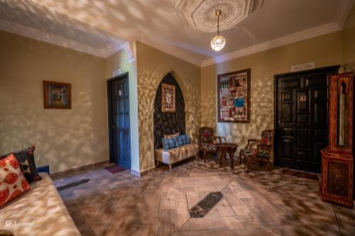 a living room with a couch and a table at Casa maravillosa in Chefchaouene