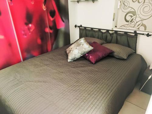 une chambre avec un lit avec deux oreillers dessus dans l'établissement Apartment Les Villégiales Tee1 by Interhome, à La Grande Motte