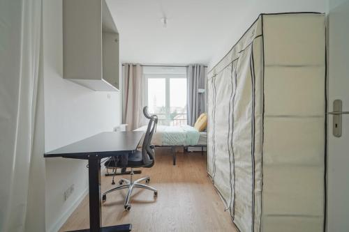 - un bureau avec un bureau et un lit dans une chambre dans l'établissement Modern, parking, downtown, 20 minutes from Paris, à Argenteuil