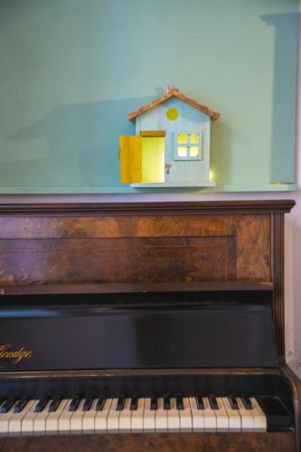 a toy house sitting on top of a piano at B&B Terra - Stanza Natura in Carloforte
