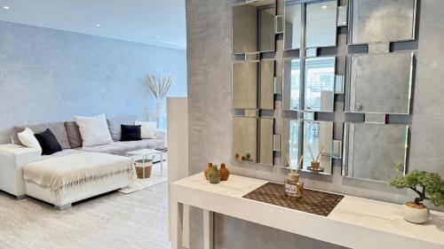 - un salon avec un canapé blanc et un miroir dans l'établissement Les Terrasses du Juana, à Antibes