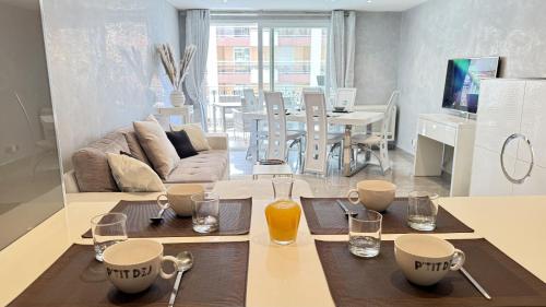 une cuisine et un salon avec une table avec deux cuillères dans l'établissement Les Terrasses du Juana, à Antibes