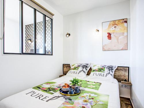une chambre avec deux lits et une fenêtre dans l'établissement Apartment Ajoupa-6 by Interhome, à Canet