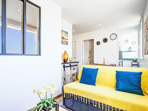 - une chambre avec un lit jaune et des oreillers bleus dans l'établissement Apartment Ajoupa-6 by Interhome, à Canet