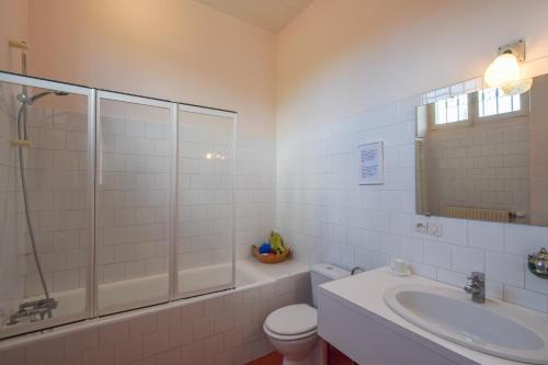 une salle de bain avec une douche, des toilettes et un lavabo dans l'établissement Domaine de Laguneaussan, à Lesparre-Médoc