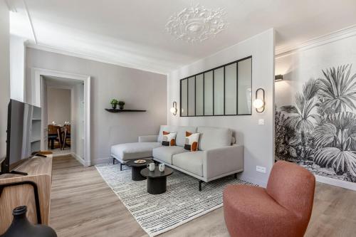 un salon avec un canapé et une télévision dans l'établissement 43#Opera # Grand Boulevards # 4BedRooms # Paris 02 # AC, à Paris