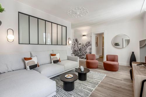 un salon avec un canapé et une table dans l'établissement 43#Opera # Grand Boulevards # 4BedRooms # Paris 02 # AC, à Paris