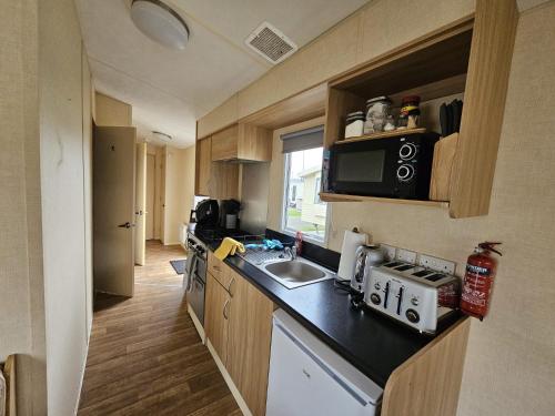 Dapur atau dapur kecil di Static Stays at Lyons Robin Hood - Private Caravans with PS5 and WiFi