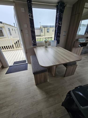 Gambar di galeri bagi Static Stays at Lyons Robin Hood - Private Caravans with PS5 and WiFi di Meliden
