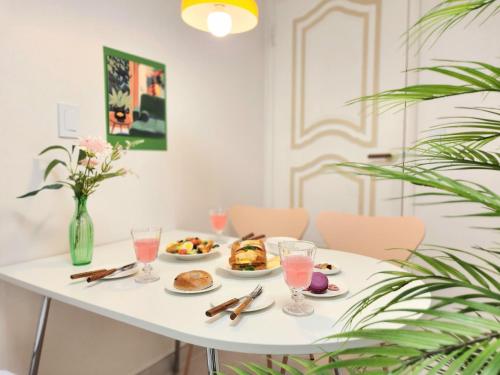 ソウルにあるJamsil Sports Complex Asan Hospital Samsung Hospital KSPO Lotte World Seokchon Lake and near subway Station 3 minutes and near to Gangnam Daechi COEX 10 minutesの食べ物の皿が置かれた白いテーブル