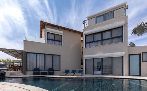 Bazén v ubytování Villa Daniela 5BR heated pool וילה דניאלה 5 חדרי שינה בריכה מחוממת nebo v jeho okolí