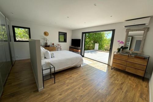 une chambre avec un lit et une porte coulissante en verre dans l'établissement Villa with pool in St Paul de Vence, à Saint-Paul-de-Vence