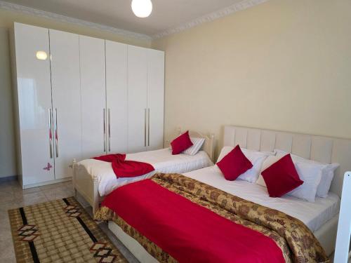 Postel nebo postele na pokoji v ubytování The Red Oasis - Luxury Villa