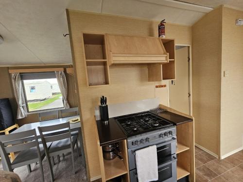 Dapur atau dapur kecil di Static Stays at Lyons Robin Hood - Private Caravans with PS5 and WiFi