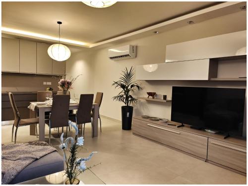 Posezení v ubytování Veduta Ta Pinu Apartments with Stunning Views Garden Sauna Pool and Gym