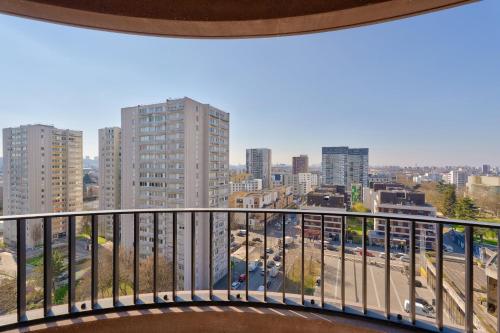 un balcon avec vue sur une ville dans l'établissement GuestReady - Bright Escape with City Views, à Bobigny