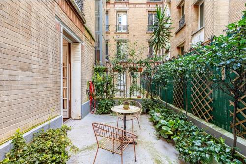une cour avec une table et des chaises dans l'établissement GuestReady - Hidden Gem with Private Courtyard, à Paris