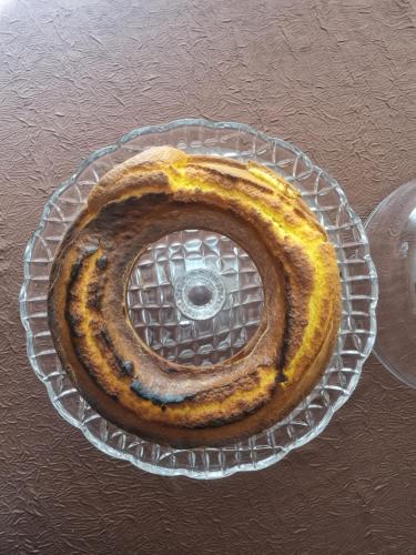 a glass plate with a drain in the middle at Le calme in Plessé