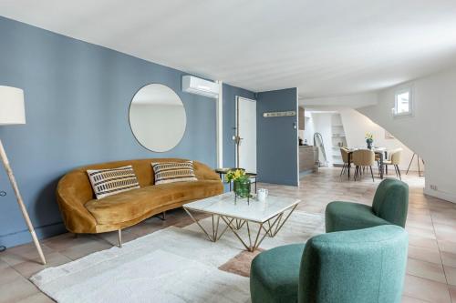 un salon avec un canapé et une table dans l'établissement 51#Opera#Grandboulevards#2Bedrooms#Paris02#AC, à Paris