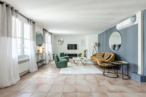 - un salon avec des murs bleus, un canapé et des chaises dans l'établissement 51#Opera#Grandboulevards#2Bedrooms#Paris02#AC, à Paris