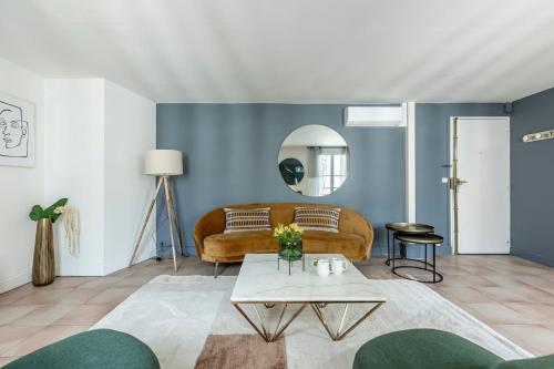 un salon avec un canapé et une table dans l'établissement 51#Opera#Grandboulevards#2Bedrooms#Paris02#AC, à Paris
