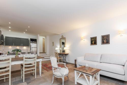 un salon avec un canapé et une table dans l'établissement Immogroom - 3P Authentic - Clim - Comfort&Charm, à Cannes