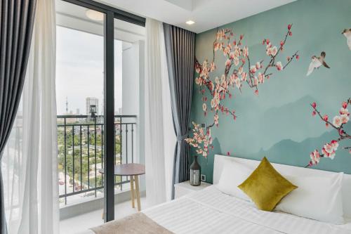 a bedroom with a bed and a balcony at Vinhome Green Bay Căn Hộ Chung Cư Cao Cấp in Hanoi