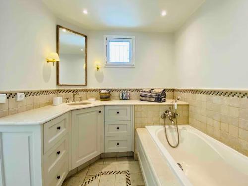 une salle de bain avec une baignoire et un lavabo et une baignoire dans l'établissement Villa cap d'antibes, à Antibes