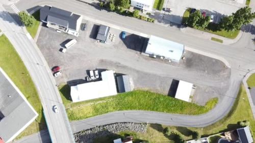an overhead view of a parking lot with trailers at Askja Apartment in Húsavík