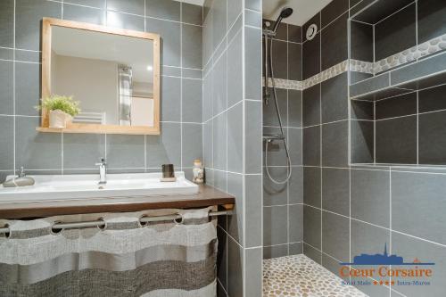 une salle de bain avec un lavabo et une douche dans l'établissement Coeur Corsaire, à Saint-Malo