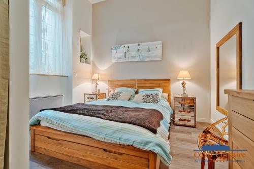 une chambre avec un grand lit dans une pièce dans l'établissement Coeur Corsaire, à Saint-Malo