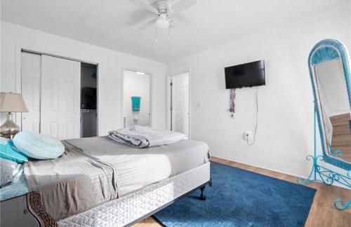 a bedroom with a bed and a mirror at Bradenton Breeze Near Beach in Bradenton