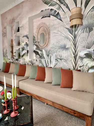 una sala de estar con un sofá y un mural de plantas en Riad Baba Ali & Spa, en Marrakech